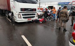 [Vídeo]Colisão traseira entre carreta e motocicleta deixa uma pessoa ferida em Arapiraca 