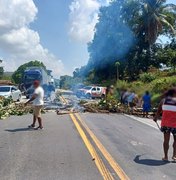 Tribo Wassu Cocal bloqueia BR-101 em protesto contra prisão de indígena