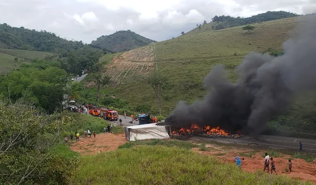 Colisão entre carretas deixa feridos e provoca incêndio em Joaquim Gomes