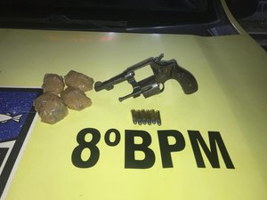 Jovem é preso após policia encontrar 65 gramas de maconha no guarda-roupa