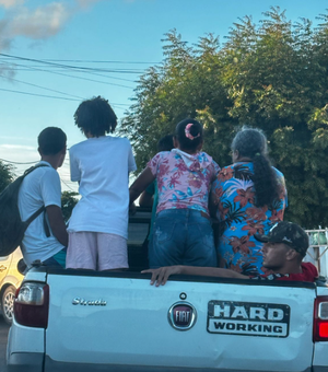 Veículo com passageiros na carroceria é flagrado pelas ruas do bairro Eldorado, em Arapiraca