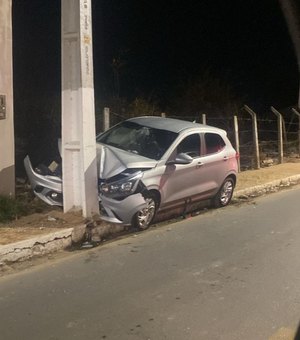 Mulher perde controle de veículo e colide contra poste no bairro Cavaco, em Arapiraca