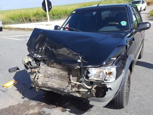 Oficial de justiça tem carro roubado e é levado como refém 