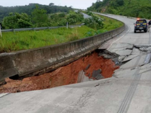 [Vídeo] Chuva abre cratera na BR-101 entre Junqueiro e Teotônio Vilela