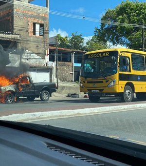 Veículo pega fogo no bairro de Guaxuma, em Maceió