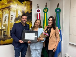 Senadora Eudócia Caldas recebe comenda da Câmara de Maceió