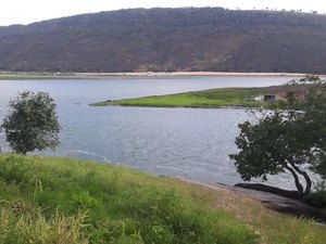 Criminosos invadem casa de ex-prefeito e mantém funcionários reféns