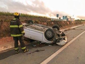 Carro capota e vítimas ficam presas às ferragens na BR-416