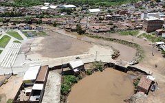 Enchente do rio Ipanema leva uma enxurrada de lama para o município de Santana