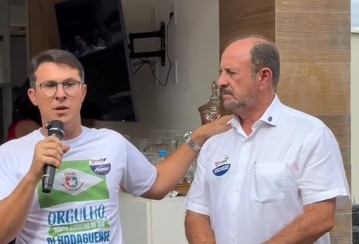 Com abraços e palavras calorosas prefeito recebe em casa, deputado Antônio Albuquerque