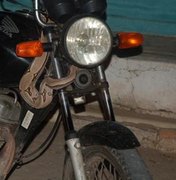 Homem leva susto quando vê cobra “pegando carona” na motocicleta