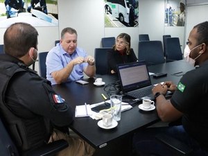 Prefeito de Porto de Pedras discute melhorias no transporte coletivo com Arsal