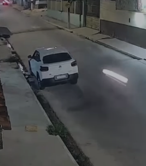 [Vídeo] Motociclista perde controle ao passar por quebra-molas, cai e fica ferido em Arapiraca