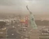 [Vídeo] Estátua da Havan cai com força do vento durante temporal no RS