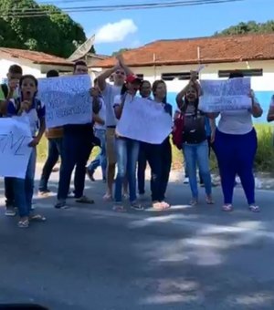 Protesto de estudantes deixa trânsito lento próximo ao Aeroporto Zumbi