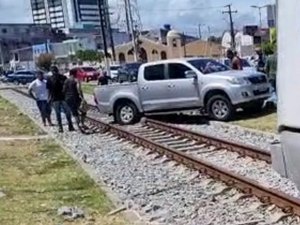 Caminhonete fica presa em trilhos da linha férrea após manobra irregular