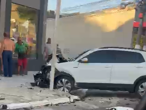 Acidente entre dois veículos é registrado em cruzamento no bairro da Pajuçara, em Maceió