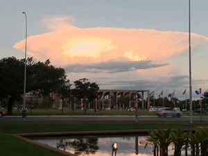 Nave espacial? Congresso? Formato de nuvem em Brasília vira meme