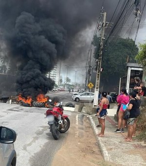 [Vídeo] Moradores bloqueiam AL-101 Norte por falta de energia, em Guaxuma