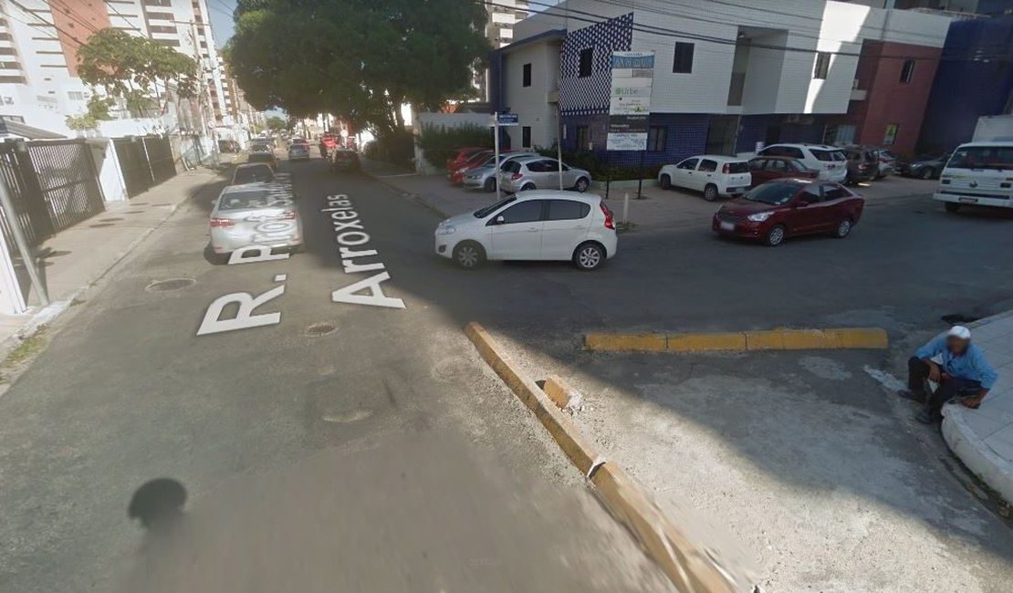 Obra em rede de esgoto altera trânsito na Ponta Verde, em Maceió