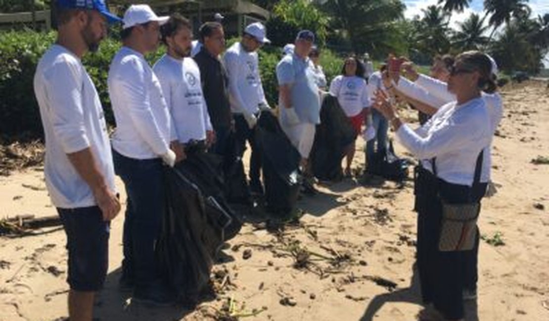 Mutirão de limpeza retira lixo deixado pela população nas praias de Porto de Pedras
