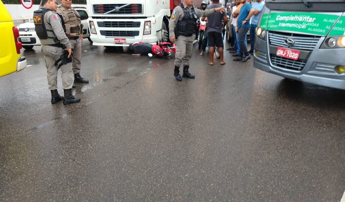 [Vídeo] Colisão traseira entre carreta e motocicleta deixa um ferido em Arapiraca 