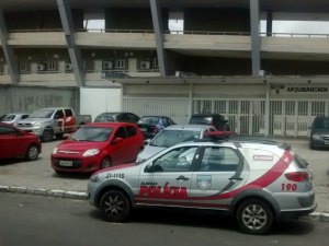 Policiais encontram corpo dentro de carro no Rei Pelé