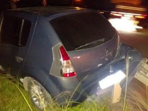 Motorista fica ferido ao perder controle do carro e sair da pista na AL-101