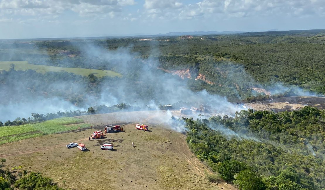 Explosão em fábrica de fogos causa incêndio na parte alta de Maceió