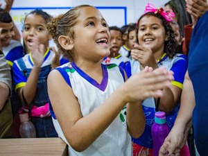 ﻿Com a magia dos livros e homenagens, Luciano recebe a visita dos alunos da Escola Professor Lourenço de Almeida