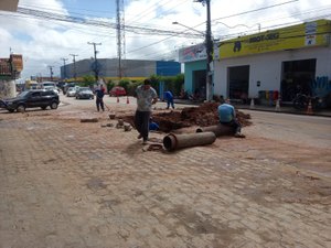 [Vídeo] Após alagamento, equipe da Casal conserta vazamento no bairro Baixa Grande em Arapiraca