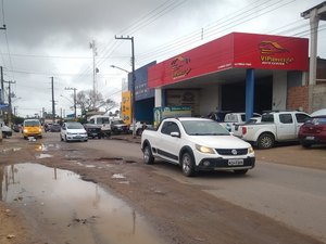 [Vídeo] Buracos nas ruas complicam o trânsito e causam prejuízos aos motoristas de Arapiraca