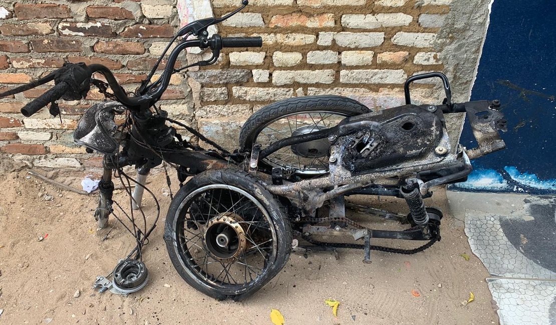 Motocicleta tomada de adolescente morto em latrocínio é encontrada carbonizada