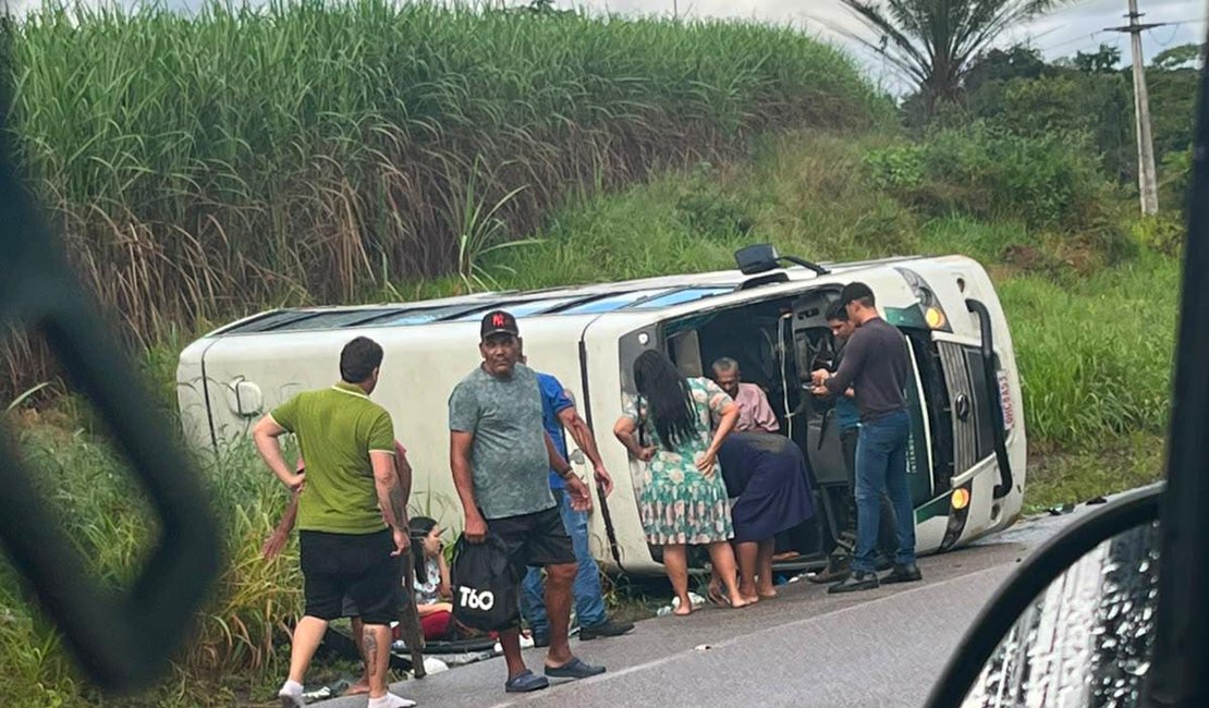 Veículo de transporte complementar de passageiros tomba na rodovia AL-105