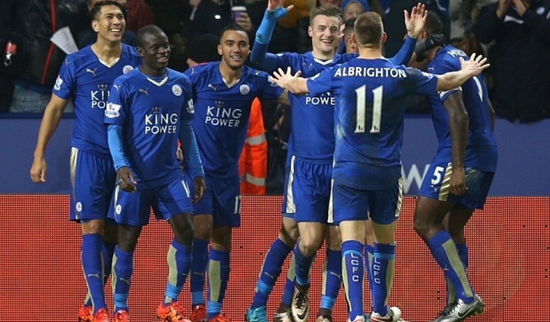 Leicester é campeão inglês inédito após tropeço do Tottenham