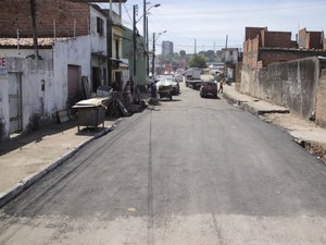 Prefeitura recupera trecho em via esburacada na Levada