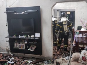 Corpo de Bombeiros combate incêndio em residência e socorre idosa em Maceió