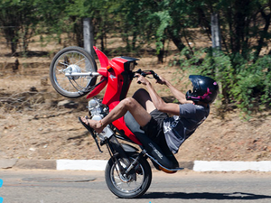 Motoqueiro empina moto, desobedece policiais, é perseguido e preso