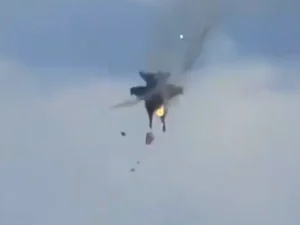 Dois caças colidem no ar e caem durante apresentação aérea nos EUA