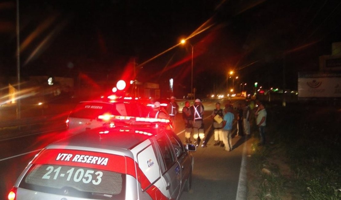 Vítimas resolvem perseguir assaltantes e bandidos atiram contra veículo