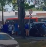 Carro tomba em acidente registrado na Avenida Fernandes Lima