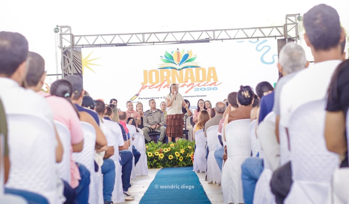 Prefeita Tia Júlia prestigia segundo dia da Jornada Pedagógica da Educação