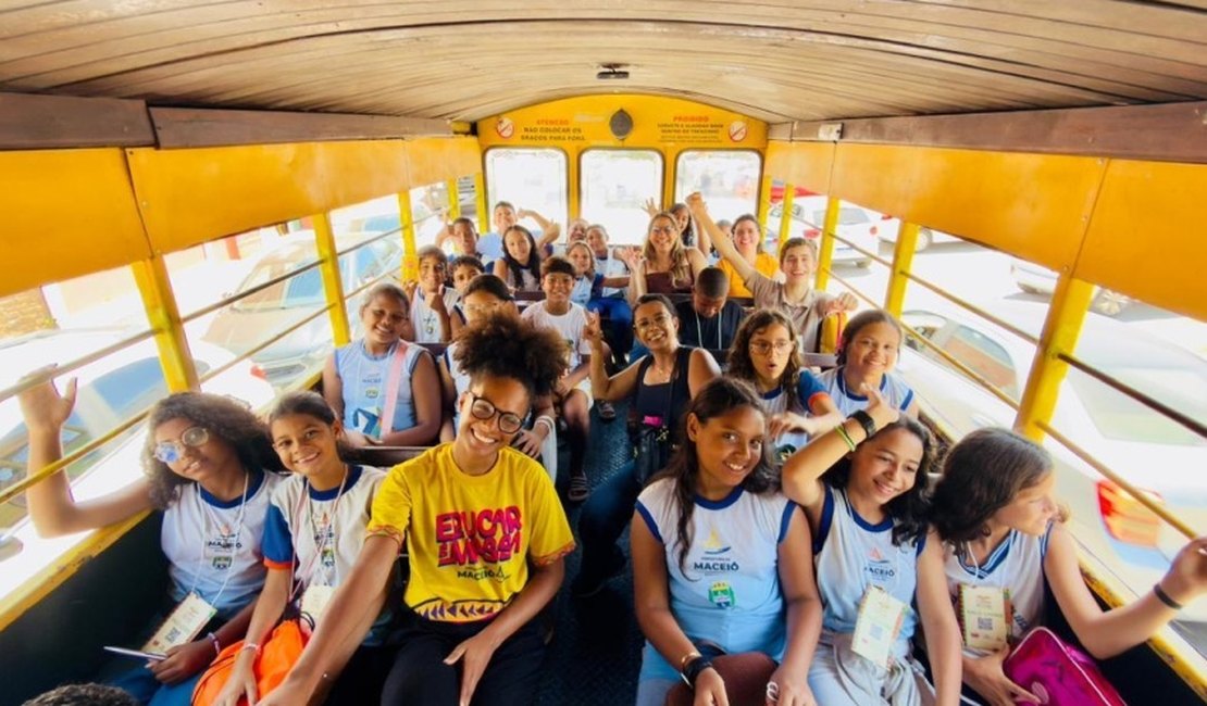 Trenzinho encanta estudantes da rede pública municipal durante a 11ª Bienal do Livro de Alagoas