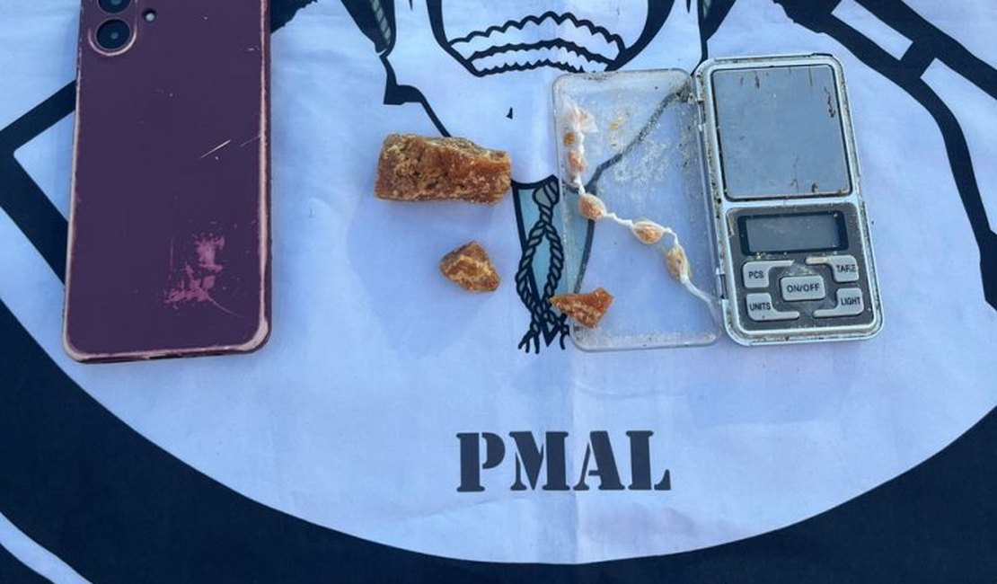 Mulher é presa com crack e admite tráfico de drogas no município de Piranhas