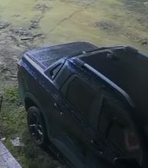 Casal estaciona carro na porta de casa e tem veículo roubado por homem armado