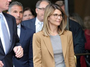 Lori Loughlin, de 'Fuller House', se entrega para cumprir 2 meses de prisão