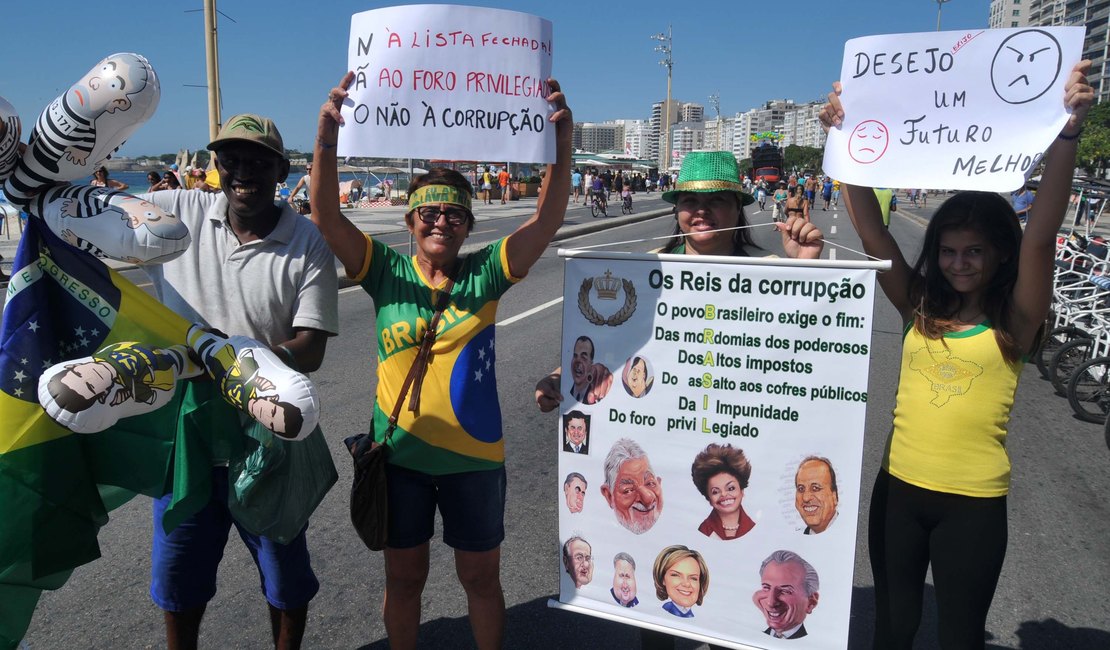 Integrantes do Movimento Brasil protestam na orla de Maceió