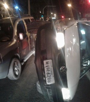 Condutor supostamente embriagado causa acidente e capota veículo em Maceió