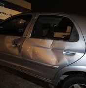 Após acidente, homens danificam carro a pedradas