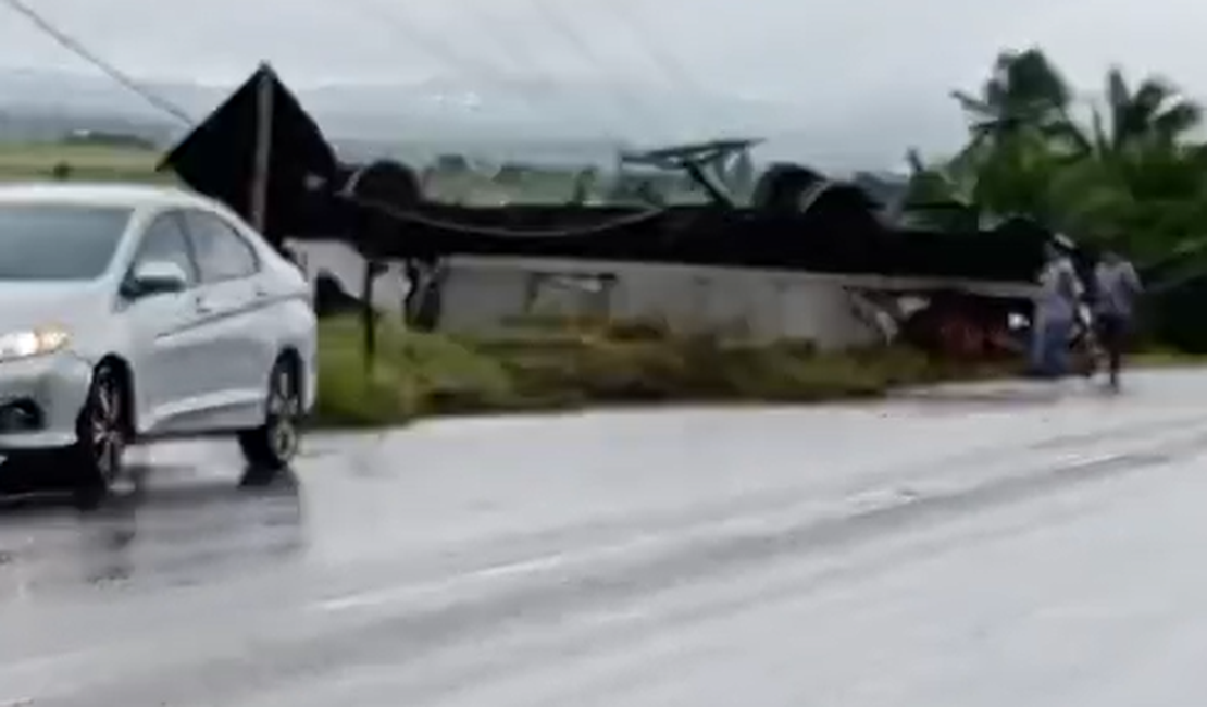 Caminhão baú tomba e derruba poste após derrapar na pista em Coité do Nóia